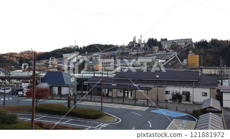背景中可見 JR 信越線的安中站大樓和東豐鋅安中冶煉廠 121881972