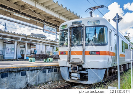 The platform at Tenryukyo Station in Iida City and a JR Central 313 series train parked there The platform at Tenryukyo Station in Iida City and a JR Central 313 series train parked there 121881974