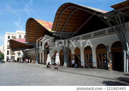 BARCELONA, SPAIN - AUG 30th, 2017: Front side of the public market Mercat de Santa Caterina. Guests have lunch in the Tapas bar. The market has a nice colorful curved roof BARCELONA, SPAIN - AUG 30th, 2017: Front side of the public market Mercat de Santa Caterina. Guests have lunch in the Tapas bar. The market has a nice colorful curved roof 121883465
