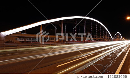 群馬大橋的燈光和過往車輛的光跡 121883666