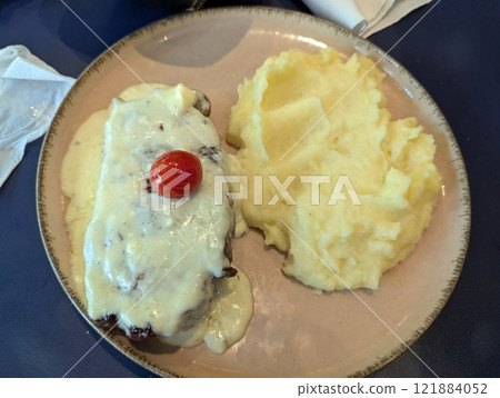 Sirloin steak, onions and mashed potatoes with cheese 121884052