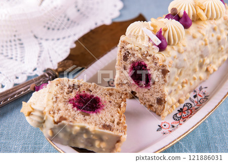 Travel Cake, Gateaux de Voyage with white chocolate ganache 121886031