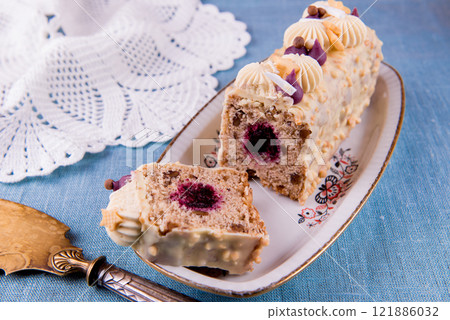 Travel Cake, Gateaux de Voyage with white chocolate ganache 121886032