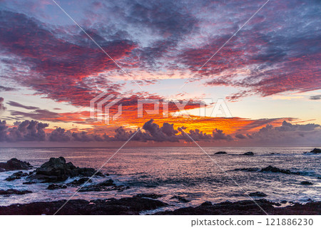 屋久島近海阿爾卑斯山的晨景（8月） 日出將天空染紅 121886230