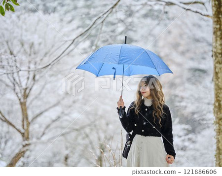 Woman walking in the snow Woman walking in the snow 121886606