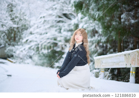 雪地裡行走的女人 121886810