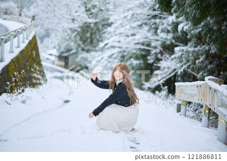 雪地裡行走的女人 121886811