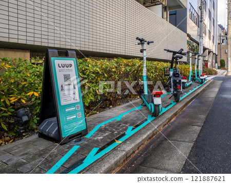 [LUUP] Sharing service for electric assist bicycles and electric kickboards that allows reservations and payments using smartphones 121887621