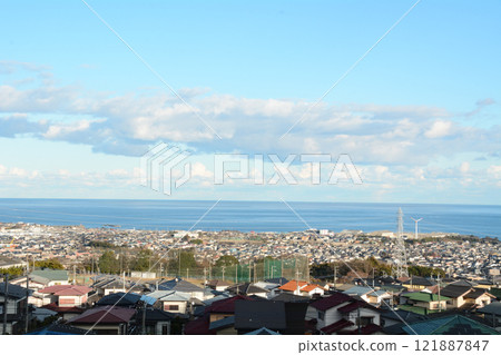 俯瞰太平洋的海濱小鎮 俯瞰太平洋的海濱小鎮 121887847