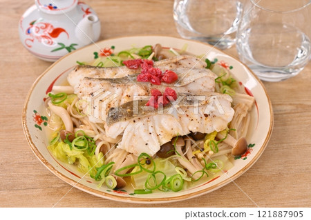 使用冬鱈魚蒸燜鱈魚、大白菜、蘑菇。冬季美食。配上醃李子。 使用冬鱈魚蒸燜鱈魚、大白菜、蘑菇。冬季美食。配上醃李子。 121887905