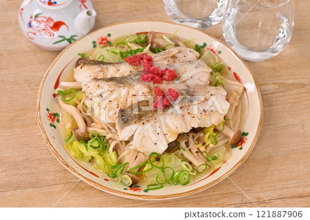 使用冬鱈魚蒸燜鱈魚、大白菜、蘑菇。冬季美食。配上醃李子。 121887906