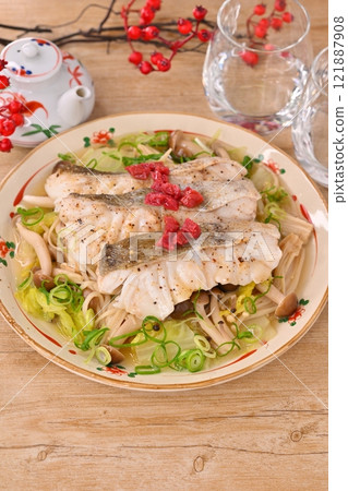 使用冬鱈魚蒸燜鱈魚、大白菜、蘑菇。冬季美食。配上醃李子。 121887908