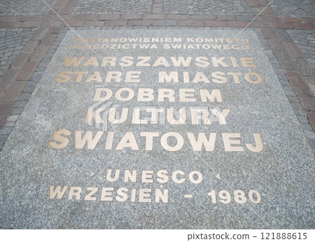 World Heritage commemorative plaque on the Royal Square in Warsaw (Poland) 121888615