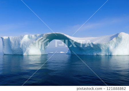 AI-generated image of a giant iceberg floating in the ocean 121888862