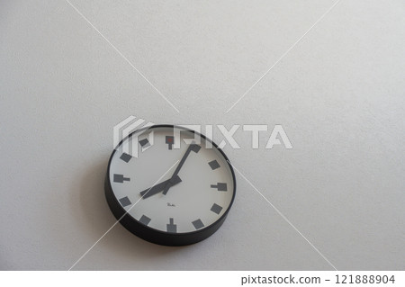 垂懸在白色牆壁上的壁鐘 121888904