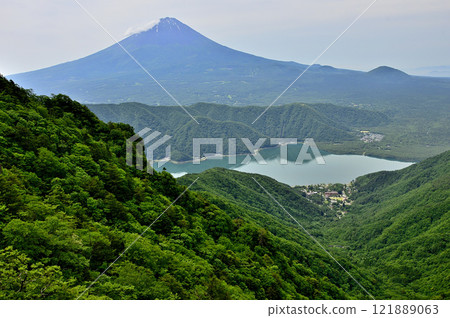 從禦坂山十二嶽眺望初夏的富士山和西湖 從禦坂山十二嶽眺望初夏的富士山和西湖 121889063