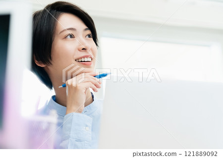 在辦公室聽故事的年輕女人 121889092