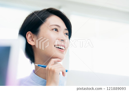 在辦公室聽故事的年輕女人 121889093