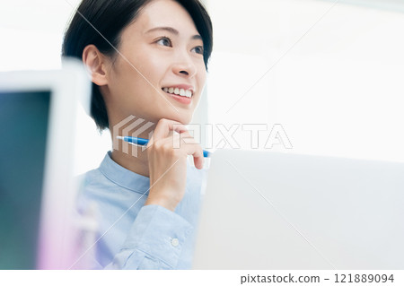 在辦公室聽故事的年輕女人 121889094