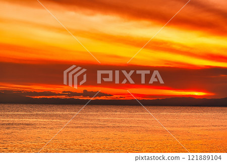從七里濱海灘欣賞江之島的夜景 從七里濱海灘欣賞江之島的夜景 121889104