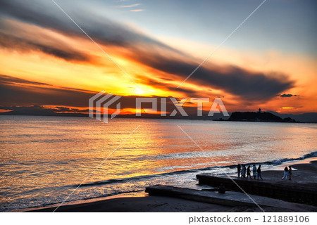 從七里濱海灘欣賞江之島的夜景 從七里濱海灘欣賞江之島的夜景 121889106