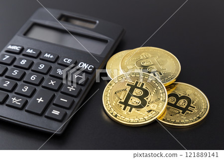 黑色背景下的比特幣和計算器 121889141