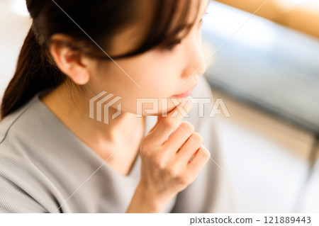 Portrait of thinking woman 121889443