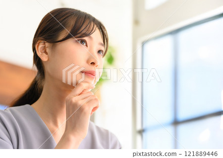 Portrait of thinking woman 121889446