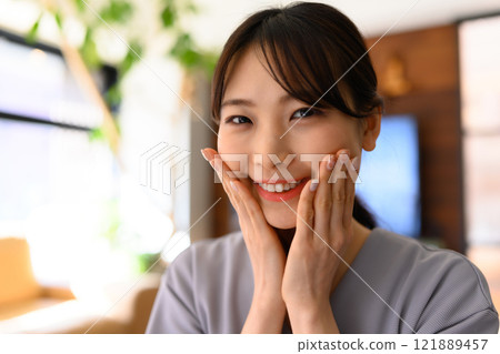 一名 20 多歲女性撫摸臉頰的肖像 121889457
