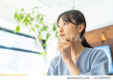 Portrait of thinking woman Portrait of thinking woman 121889465