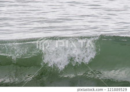洶湧的海浪 121889529