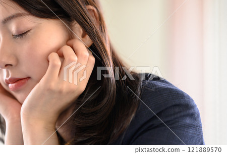 Woman indoor portrait 121889570