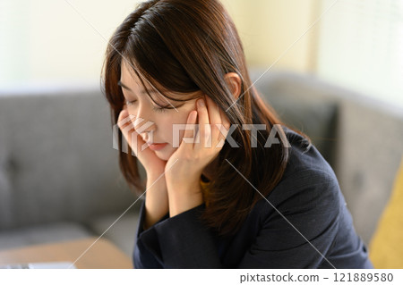 一個女人的室內肖像 121889580