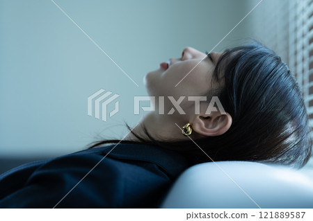 一個女人的室內肖像 121889587