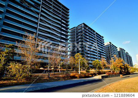 東京晴海旗與晴海綠道公園高樓公寓景觀 東京晴海旗與晴海綠道公園高樓公寓景觀 121889604