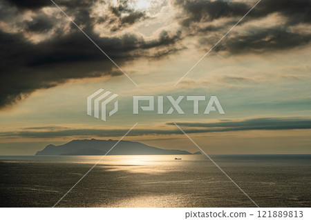 Evening view of the Yakushima Offshore Alps (August) Kuchinoerabu Island shining on the Sun Road 121889813