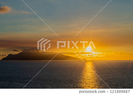 從近海阿爾卑斯山的屋久島眺望口永良部島的日落（夏季） 121889887