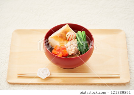 Traditional Kanto-style Ozouni – A delicious-looking ozoni made with square mochi and clear soup, with plenty of ingredients 121889891