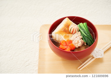 傳統的關東風味佐尼 – 用方形年糕和清湯製成的配料豐富、看起來美味的佐尼 傳統的關東風味佐尼 – 用方形年糕和清湯製成的配料豐富、看起來美味的佐尼 121889896