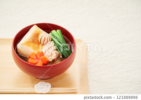 Traditional Kanto-style Ozouni – A delicious-looking ozoni made with square mochi and clear soup, with plenty of ingredients Traditional Kanto-style Ozouni – A delicious-looking ozoni made with square mochi and clear soup, with plenty of ingredients 121889898