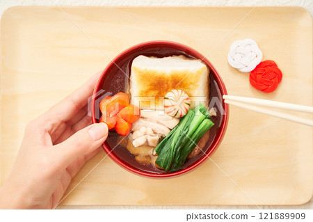 Traditional Kanto-style Ozouni – A delicious-looking ozoni made with square mochi and clear soup, with plenty of ingredients Traditional Kanto-style Ozouni – A delicious-looking ozoni made with square mochi and clear soup, with plenty of ingredients 121889909