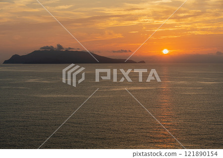 Evening view of the Yakushima Offshore Alps (August) Mysterious sunset and Kuchinoerabu Island 121890154