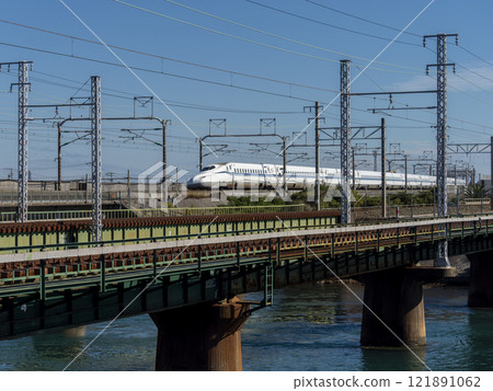 新幹線穿過濱名湖弁天島的鐵橋 新幹線穿過濱名湖弁天島的鐵橋 121891062
