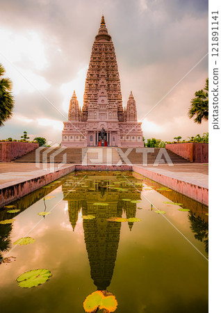 Serenity at Wat Panyanantaram in Phathum Thani, Thailand on an October afternoon 121891141