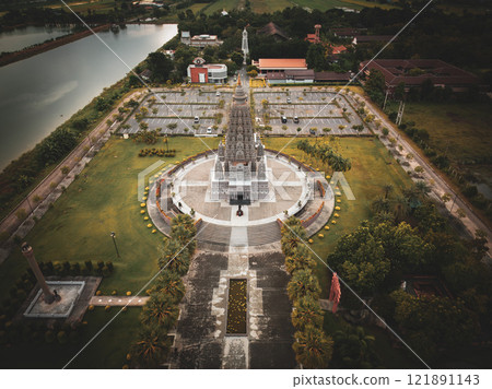 Exploring Wat Panyanantaram in Phathum Thani, Thailand on October 7, 2023 Amidst Serene Surroundings 121891143