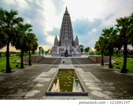 Visiting Wat Panyanantaram in Phathum Thani, Thailand during an October afternoon Visiting Wat Panyanantaram in Phathum Thani, Thailand during an October afternoon 121891147