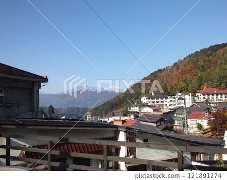 山和秋天的落葉 121891274