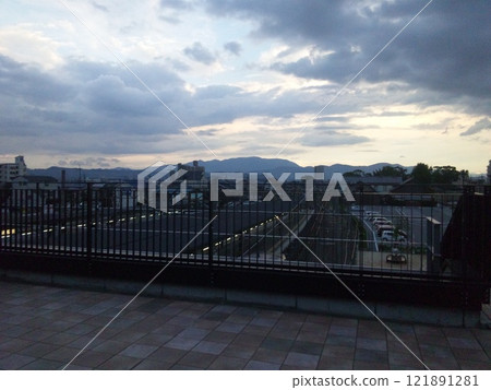 風景與遠處的山 風景與遠處的山 121891281