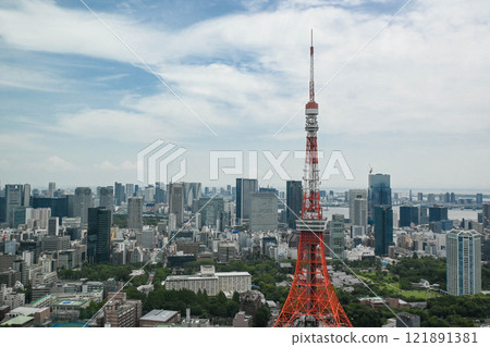 從 Azabudai Hills 欣賞東京鐵塔和市中心建築 從 Azabudai Hills 欣賞東京鐵塔和市中心建築 121891381
