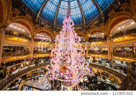 法國巴黎老佛爺百貨公司的燈光秀 121891382